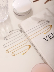 Détails de parures collier et bracelet cœur en zircon avec finitions or et argent