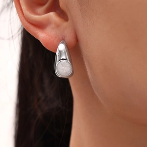 Boucles d'oreilles créoles en acier titane plaqué or 18K avec perles en croissant