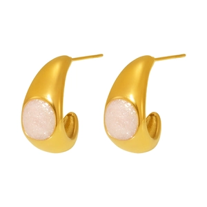 Boucles d'oreilles dorées en C modernes avec incrustation de pierre druzy rose