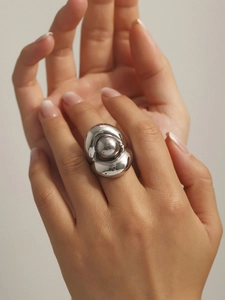 Détail d'une bague champignon argentée sculptée avec une finition métallique polie