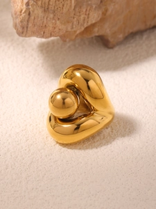 Gros plan détaillé de la bague coeur plaqué or 18 carats avec perle centrale sur pierre