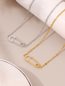 Nahaufnahme der Sicherheitsnadel-Halsketten in Gold und Silber mit Zirkonia-Details