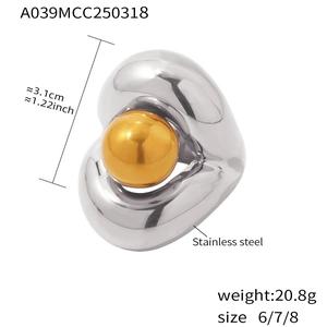 Vue détaillée d'une large bague en acier argenté avec perle dorée et dimensions