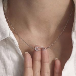 Elegante zilveren veiligheidsspeld ketting met 5A zirkonia gedragen door een model