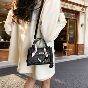 Sac à bandoulière noir motif crocodile avec poignée en soie et fermoir doré