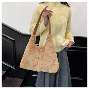 Détail du sac fourre-tout en peluche camel avec sangles en cuir et texture en fausse fourrure