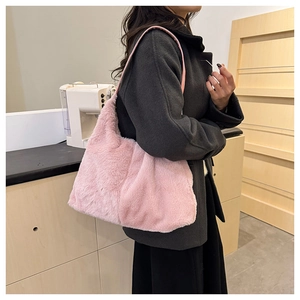 Détail du sac fourre-tout en fausse fourrure rose doux avec texture en peluche