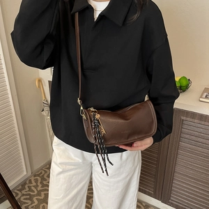 Sac à bandoulière cylindrique marron foncé rétro avec pompon tissé et breloque dorée