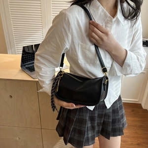 Grand sac à bandoulière demi-lune noir minimaliste avec foulard en soie et zip doré