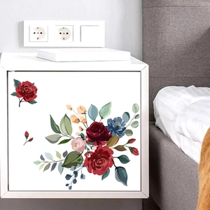 Détail de stickers floraux vintage avec roses rouges et bleues sur une table de chevet