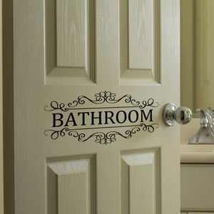 Vue détaillée du sticker de porte de salle de bain noir avec motifs de volutes élégants