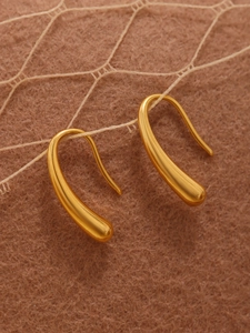 Macro detail of teardrop earring in 18K gold plated stainless steel with mirror finish