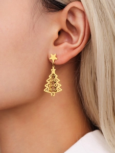 Détail de boucles d'oreilles sapin de Noël en plaqué or 18K sur un mannequin