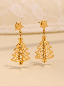 Détail des boucles d'oreilles sapin de Noël 3D évidé avec clou étoile et finition or 18K