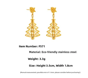 Vue détaillée de boucles d'oreilles sapin de Noël évidées en acier inoxydable plaqué or 18K