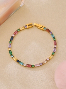 Dettaglio delle pietre di zircone colorate e montatura placcata oro 18K del bracciale