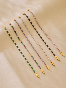 Dettaglio di braccialetti in zirconi colorati con acciaio inossidabile placcato oro 18K