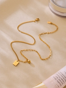 Dettaglio della collana a doppia catena placcata oro 18K con pendente Good Luck