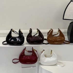 Sac hobo en cuir verni style français en cinq couleurs avec détails dorés pour l'hiver