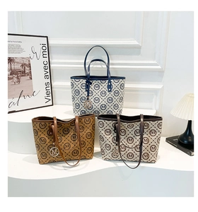 Détails de grands sacs cabas élégants avec motif monogramme et pendentif en métal M