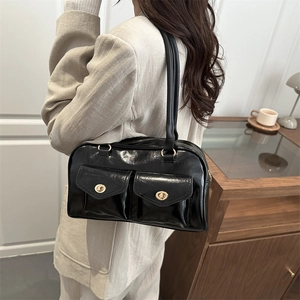 Glänzende schwarze Boston-Tasche aus PU-Leder mit Doppeltaschen und Golddrehverschluss
