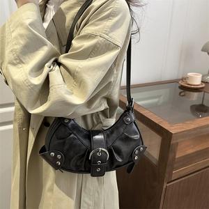 Sac sous le bras punk rétro en cuir plissé noir avec des clous argentés et une boucle