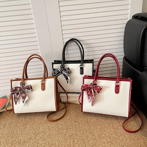 Sacs cabas chic en texture serpent marron, noir, rouge avec détails élégants en foulard