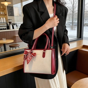 Schicke Handtasche mit Krokoprägung in Creme mit roten Details und Dekoschal