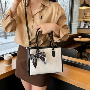 Sac à main en cuir gaufré serpent noir et blanc avec foulard décoratif en soie élégant
