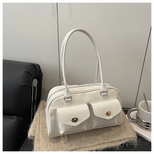 Détail du sac porté épaule en cuir huilé blanc avec doubles poches et fermoirs dorés
