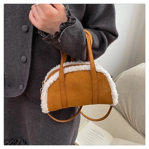 Vue détaillée du sac en daim marron avec bordure en peluche blanche et poignées doubles