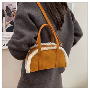 Vue détaillée du sac en daim jaune avec bordure en fausse fourrure blanche à l'arrière