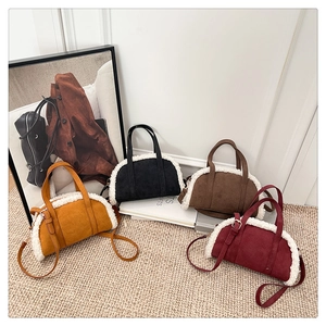 Détails de quatre sacs à main en peluche avec bordure en polaire et bandoulière réglable