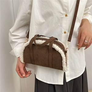 Sac à main bowling en daim marron avec bordure en peau de mouton blanche