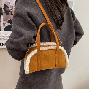 Sac bowling en daim moutarde avec bordure polaire blanche et bandoulière amovible