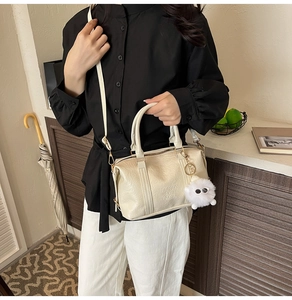 Détail du sac Boston crème texturé avec gaufrage Fashion Air Paris et charm en peluche
