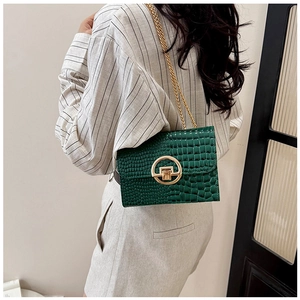 Borsa a tracolla verde motivo coccodrillo con chiusura tonda dorata e catena