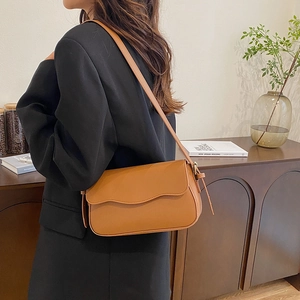 Minimalistische Schultertasche aus Leder in Karamell mit gewellter Klappe für Damen