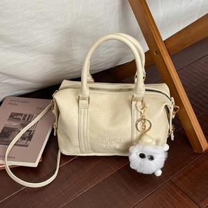 Sac Boston Vintage en Cuir PU Femmes Sac à Main Bosselé Avec Pendentif en Peluche Sac à Bandoulière Décontracté Fashion Air Paris