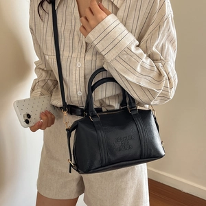 Sac Boston rétro en cuir noir avec logo embossé et bandoulière à boucles dorées