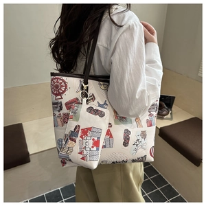 Détail du grand sac cabas avec illustrations de dessins animés colorés et petit porte-monnaie