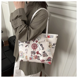 Détail du sac cabas à imprimé dessin animé avec petit porte-monnaie sur un manteau