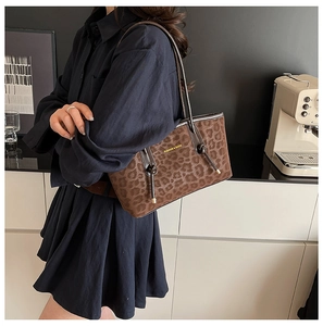 Détail du sac cabas en fausse fourrure léopard marron avec bandoulière en cuir