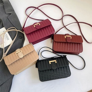 Sac bandoulière carré tissé minimaliste en bordeaux, marron, beige et noir classique