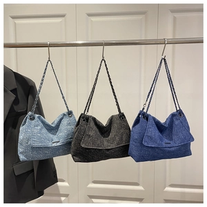 Drei große Shopper-Taschen mit Kettenriemen und Denim-Struktur in verschiedenen Farben