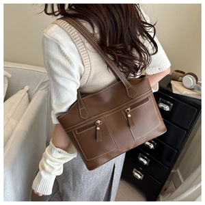 Détail du grand sac cabas marron foncé avec surpiqûres blanches et poches zippées
