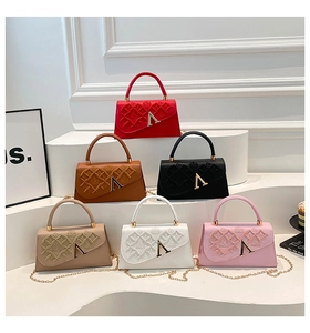 Détails de sacs à main brodés en plusieurs couleurs sur des supports blancs minimalistes