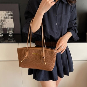 Sac fourre-tout à imprimé léopard marron avec texte Fashion & Bags dans un cadre élégant