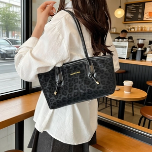 Sac fourre-tout noir à imprimé léopard avec logo doré et fine bandoulière chic