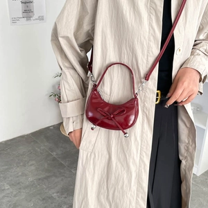 Süße rote mondförmige Mini-Handtasche mit Schleife und Silberperlen für Damen